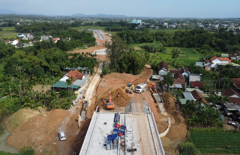 Qua trinh thi cong duong dan cau Tra Khuc 3 thuoc dia phan xa Tinh Ha gap nhieu tro ngai vi con mot ho dan chua ban giao dat. Anh: Vien Nguyen