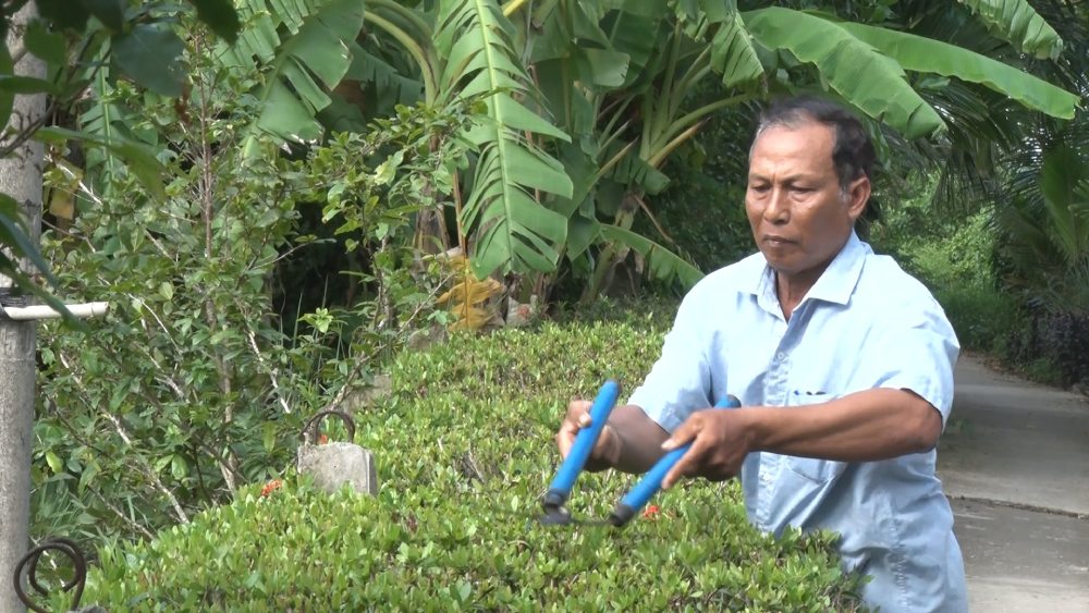 Mr. Danh Bach - a Khmer farmer who overcame difficulties to make a living and raise his children to become successful. Photo: Xuan Nhi
