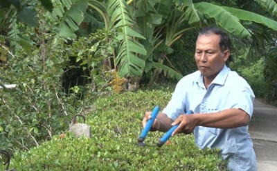 Mr. Danh Bach - a Khmer farmer who overcame difficulties to make a living and raise his children to become successful. Photo: Xuan Nhi