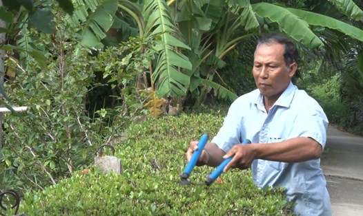 Ông Danh Bạch - người nông dân Khmer vượt khó làm kinh tế, nuôi con cái ăn học thành tài. Ảnh: Xuân Nhi