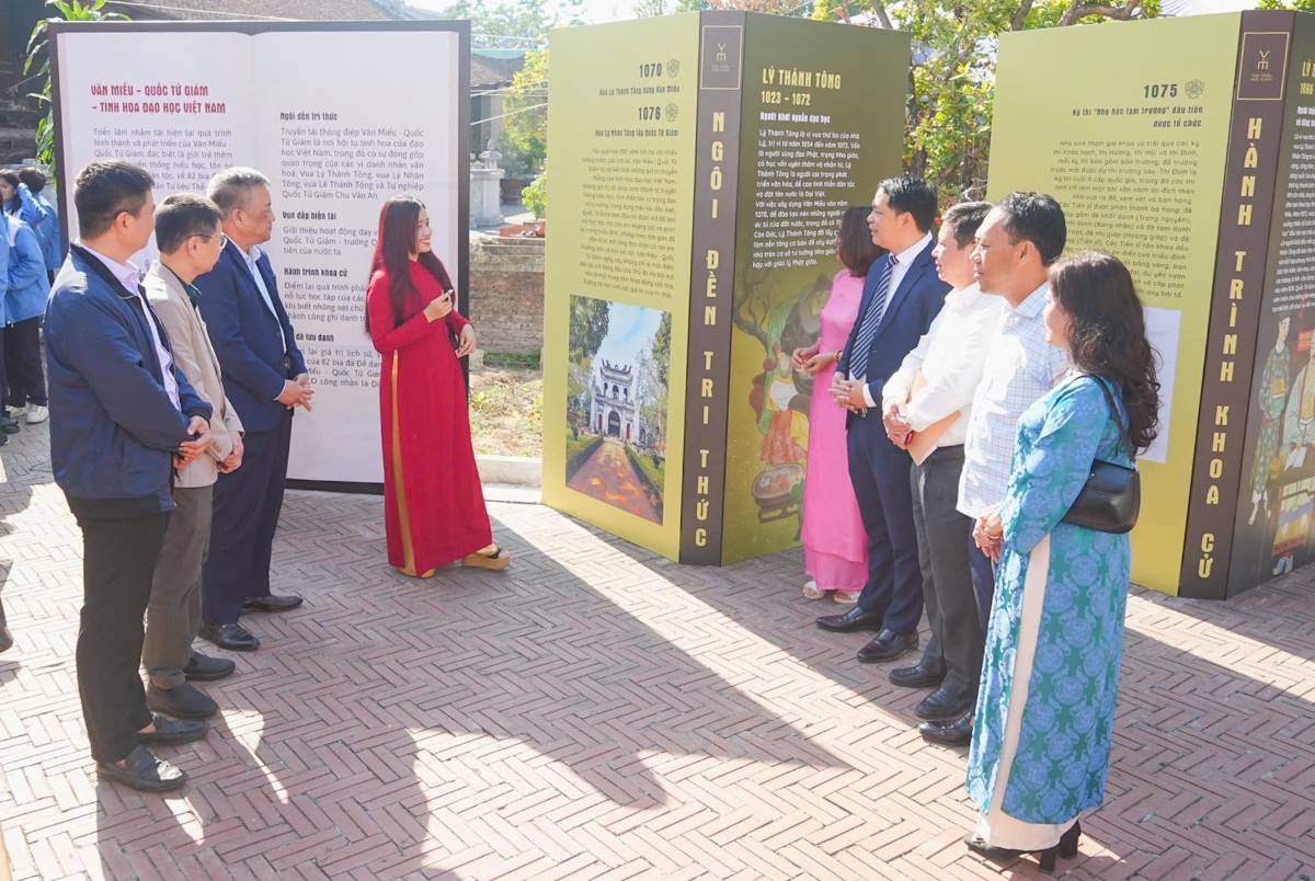 Delegates visit the Exhibition. Photo: Hai Phong Portal