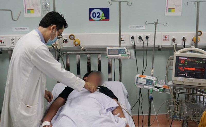 Patient hospitalized for dengue shock. Photo: Thanh Chan