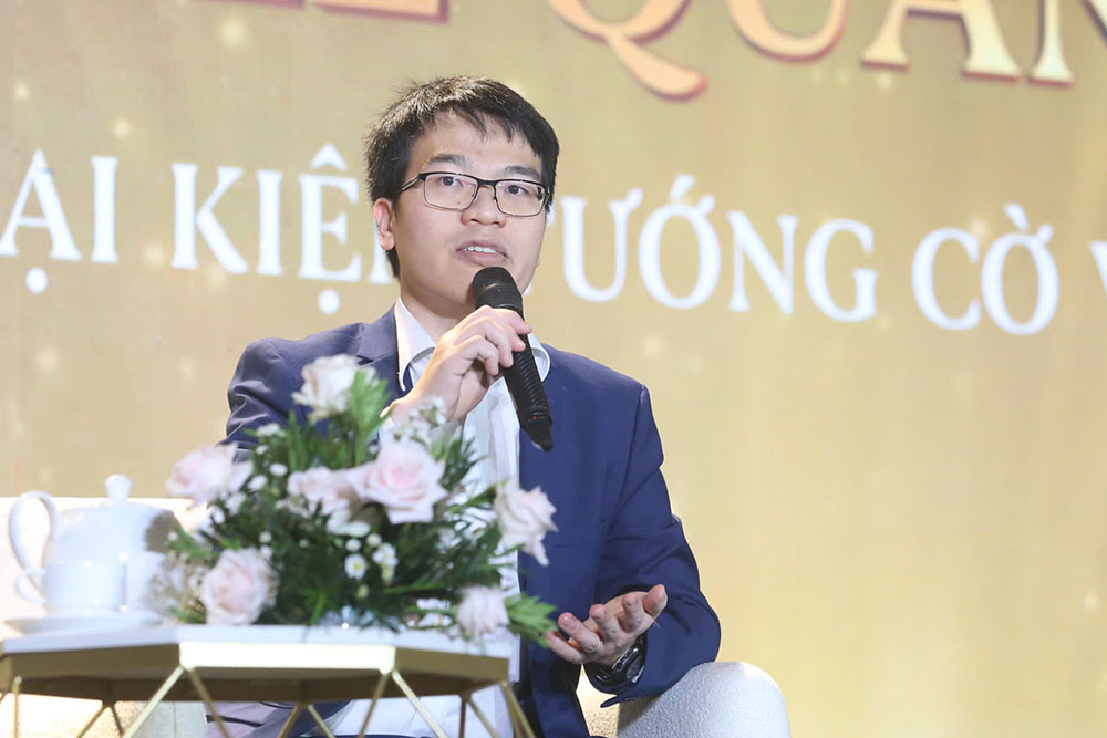 Chess player Le Quang Liem interacts with the media on November 30. Photo: Thanh Vu