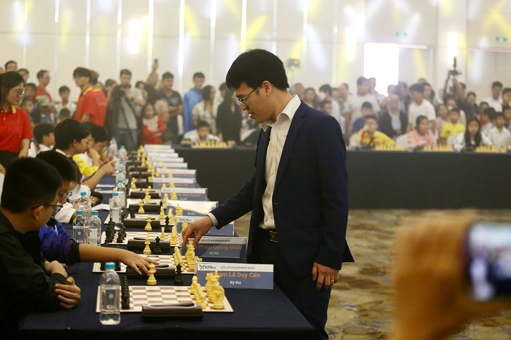 Le Quang Liem thi dau giao luu voi ki thu nhi. Anh: Thanh Vu