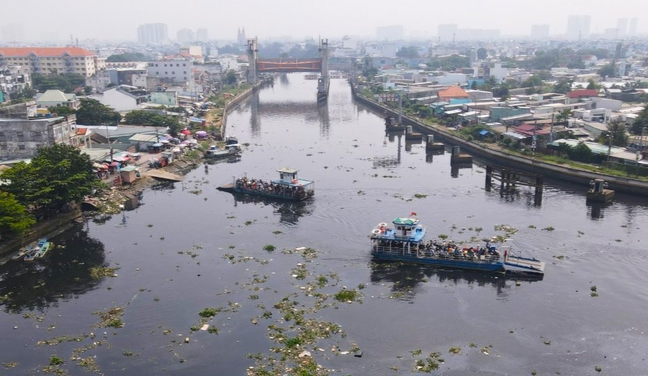 Cong trinh cong dieu tiet Phu Dinh la 1 trong 6 cong dieu tiet thuoc du an ngan trieu gan 10.000 ti dong cua TPHCM. Cong nam tren kenh Doi ngan trieu tu hai con song Vam Co Dong va Can Giuoc do vao noi do thanh pho.