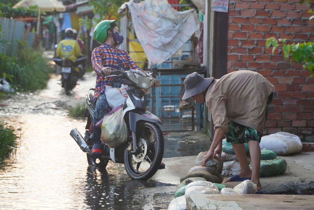 People use sandbags and build dikes in front of their houses to protect against high tides. Photo: Nguyen Chan