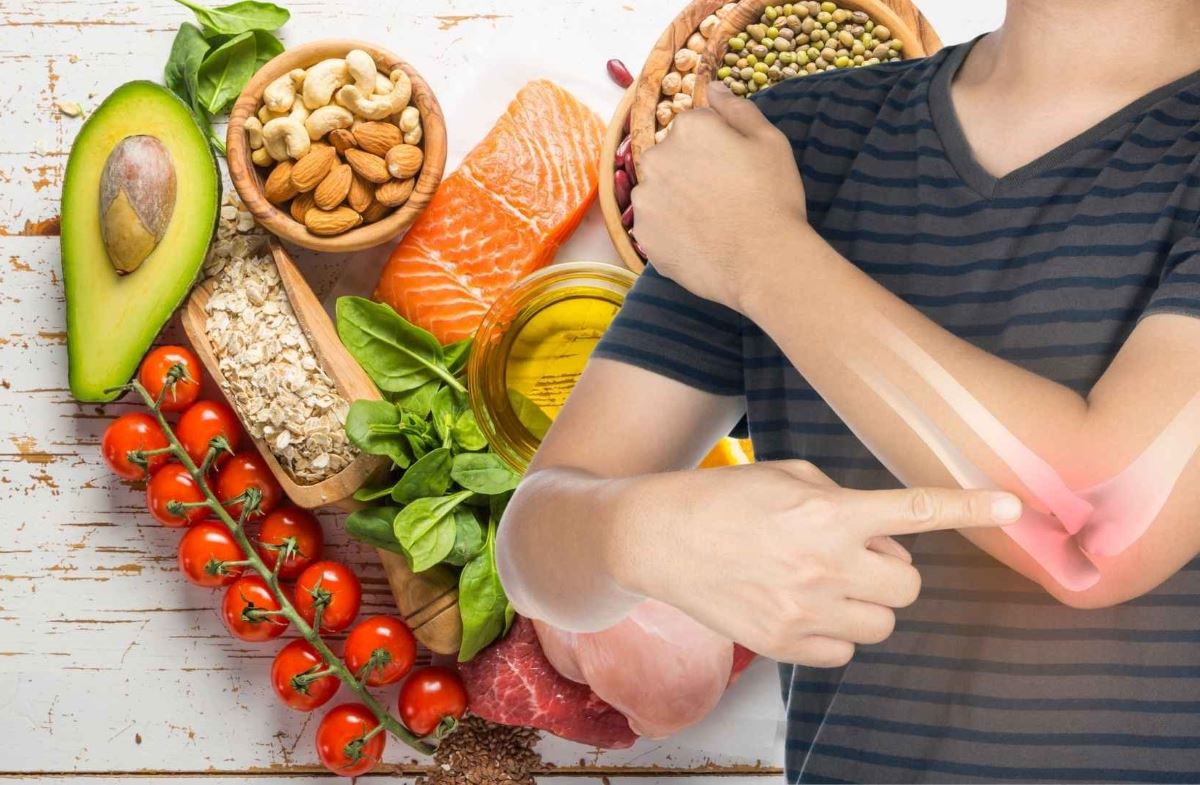 Taking care of your bone and joint health when you turn 50 helps you live longer. Graphics: Thanh Thanh