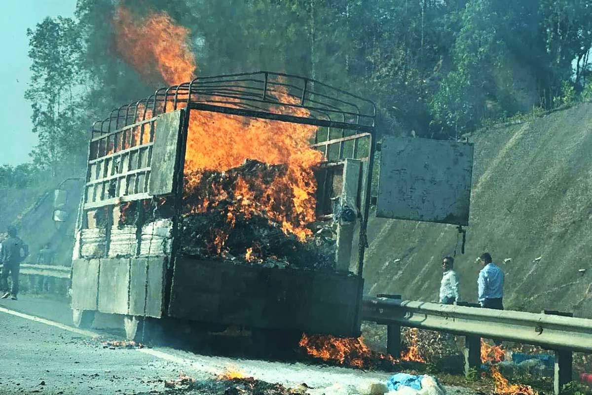 Truck caught fire at Km 96+400 on Noi Bai - Lao Cai highway. Photo: Provided by local people