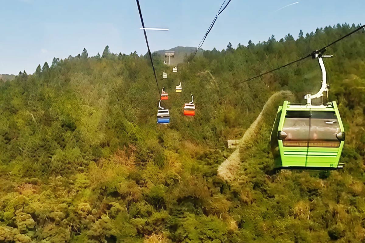 Free cable car tickets for 2 days from November 30 to December 1 for people to commemorate the 716th anniversary of the Buddha King Tran Nhan Tong's Nirvana. Photo: Doan Hung