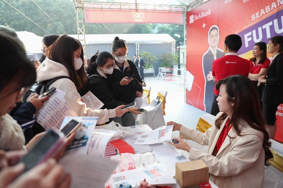 Sinh vien co co hoi tiep can hon 7000 vi tri viec lam, thuc tap tai Ngay hoi “Hanh trinh nghe nghiep va Ket noi viec lam” nam 2024. Anh: VNU 