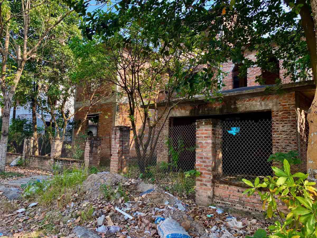 Nhiều căn biệt thự vẫn tập kết ngổn ngang vật liệu xây dựng. Ảnh: Nhật Minh