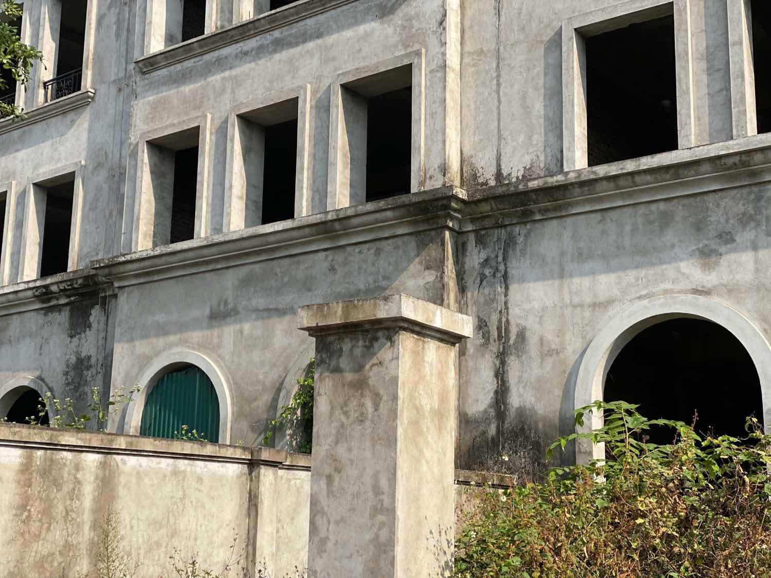 Sau một thời gian bỏ hoang, nhiều hạng mục dần xuống cấp. Ảnh: Nhật Minh