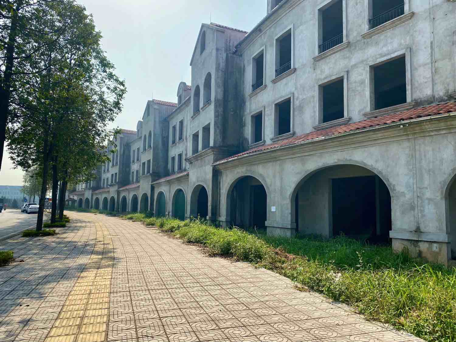 Dãy biệt thự bỏ hoang, vắng bóng người dân trong khu đô thị. Ảnh: Nhật Minh