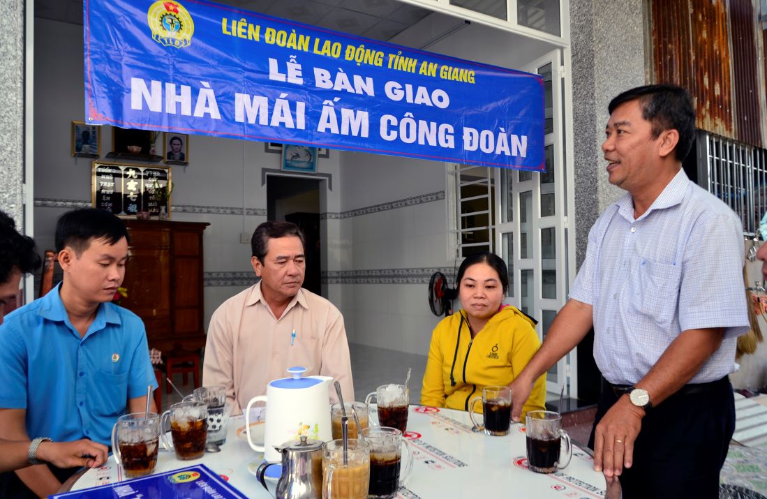 Ong Nguyen Huu Giang - Pho Chu tich Lien doan lao dong tinh An Giang thuc hien ban giao Mai am Cong doan giup doan vien thoat canh song trong nha tam... Anh: Thanh Mai