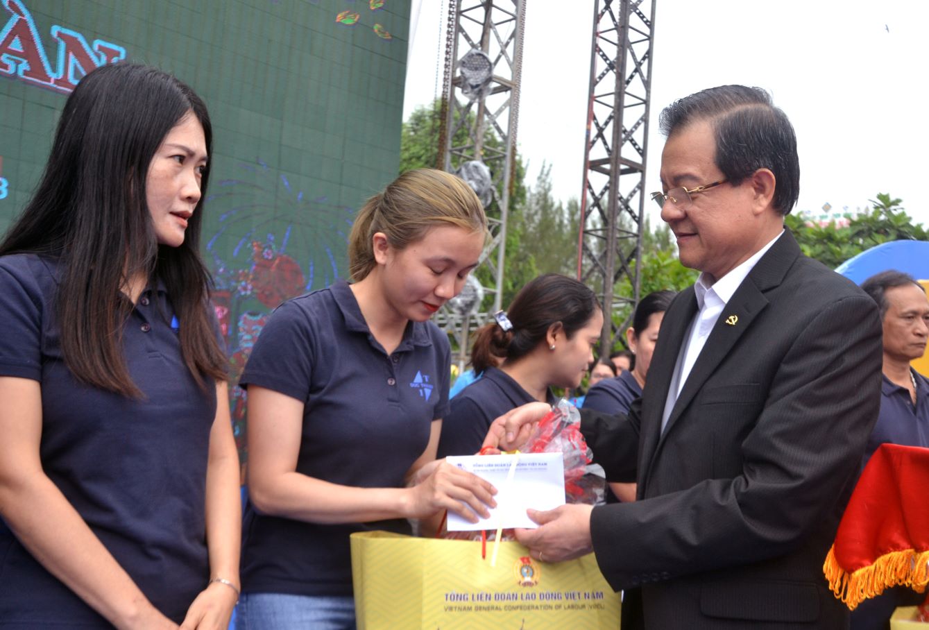 Ong Le Hong Quang - Uy vien Ban chap hanh Trung uong Dang, Bi thu Tinh uy An Giang tang qua cho doan vien co hoan canh kho khan tai su kien Tet Sum vay do Lien doan lao dong tinh An Giang to chuc. Anh: Thanh Mai 