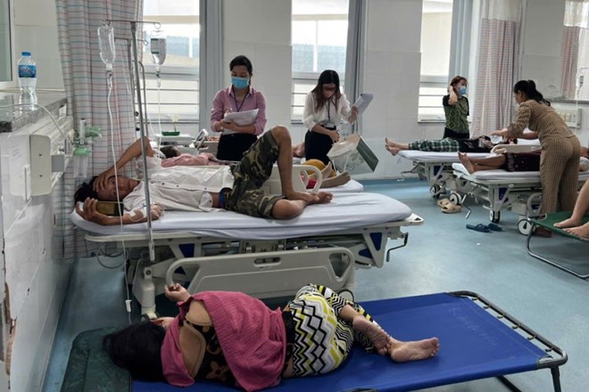 A food poisoning patient is being treated at the hospital. Photo: Thanh An