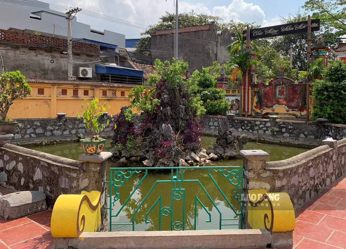 Trong khuon vien dinh co nhieu cay luu nien va cay canh tao khong khi mat me trong lanh. Nhin tu ngoai vao trong, dinh gom cac thanh phan kien truc: nghi mon, binh phong, ho nuoc, san, den tho vi to dong ho, cong trinh kien truc trung tam va hai day giai vu noi hai ben.