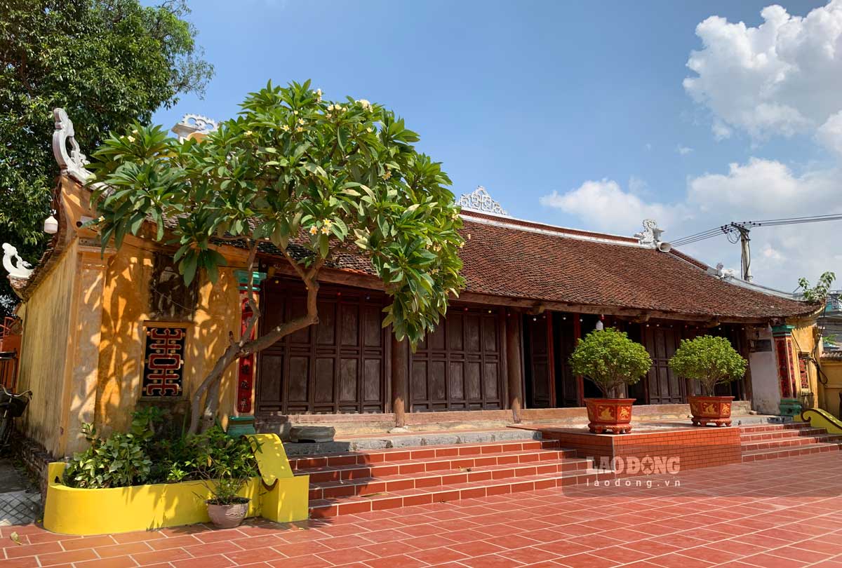 Dinh lang Van Chang duoc xay dung voi quy mo lon vao thoi Hau Le (the ky 18) va duoc trung tu vao thoi Nguyen (the ky 19).