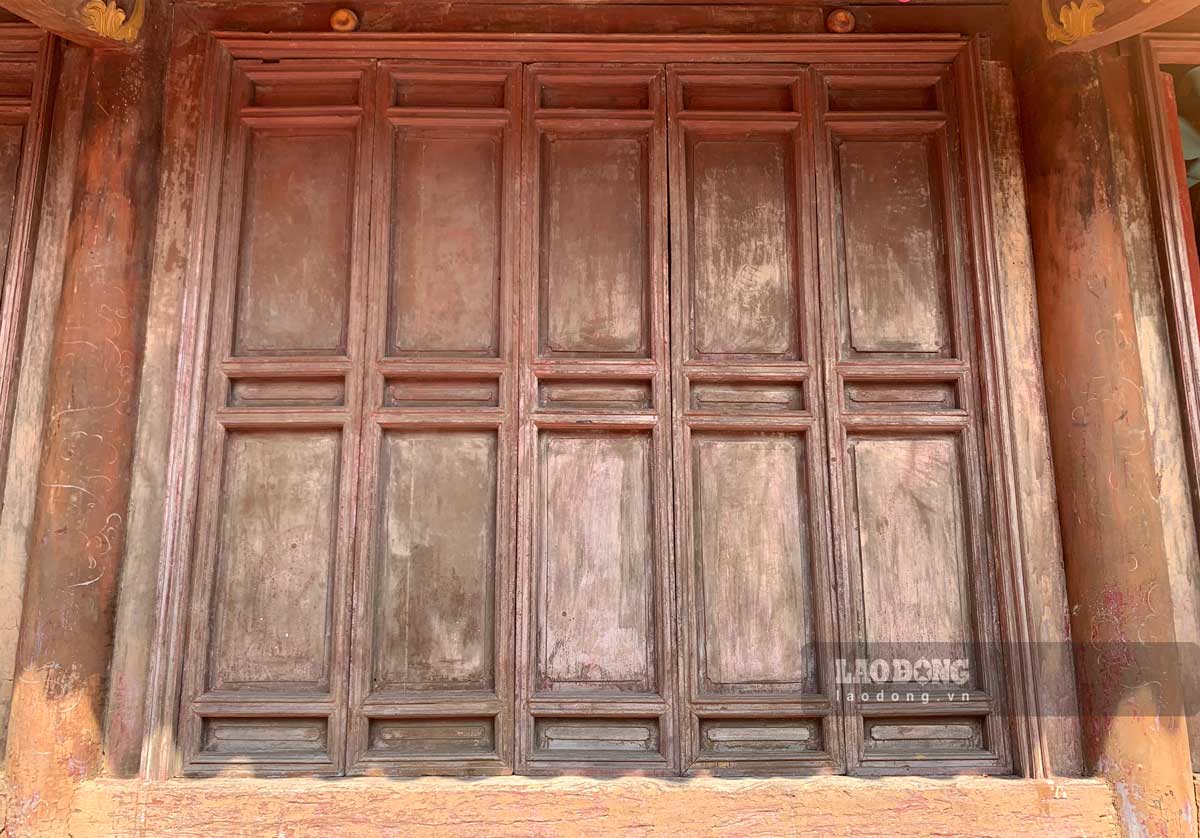 Bo cua tien duong duoc gia cong bang go lim theo kieu buc ban chay doc 5 gian giua cua cong trinh. Khoang cua giua gom 6 canh. Bon khoang cua con lai moi khoang 5 canh, kich thuoc giong khoang cua giua. Toan bo he thong cua duoc dat trong khung go lap chan quay vua tao the trang nghiem kin dao, vua thuan tien cho viec dong mo.