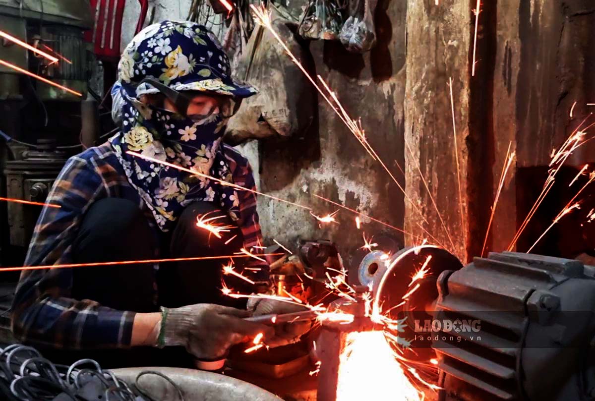 Nghe ren o lang Van Chang hinh thanh tu cuoi the ki XIV, tinh den nay da gan 7 the ki. Ban dau, nghe ren chi la nghe phu ben canh san xuat nong nghiep. Trai qua nhieu giai doan lich su, nghe ren da tung buoc phat trien, tach khoi nong nghiep de di sau vao san xuat chuyen mon hoa, tro thanh nghe thu cong truyen thong.