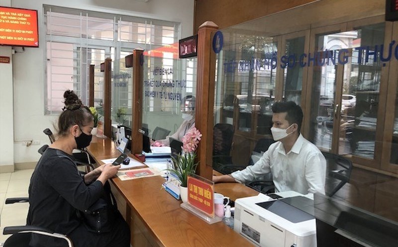 The Ministry of Home Affairs recommends that readers contact the Hanoi Department of Home Affairs for more specific answers on salary arrangement. Illustration photo: Huong Nha