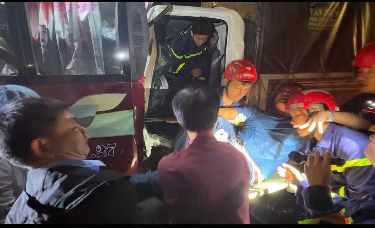 The collision trapped the truck driver in the cabin. Photo: Hai Phong Police