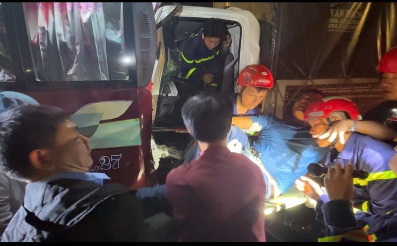 The collision trapped the truck driver in the cabin. Photo: Hai Phong Police