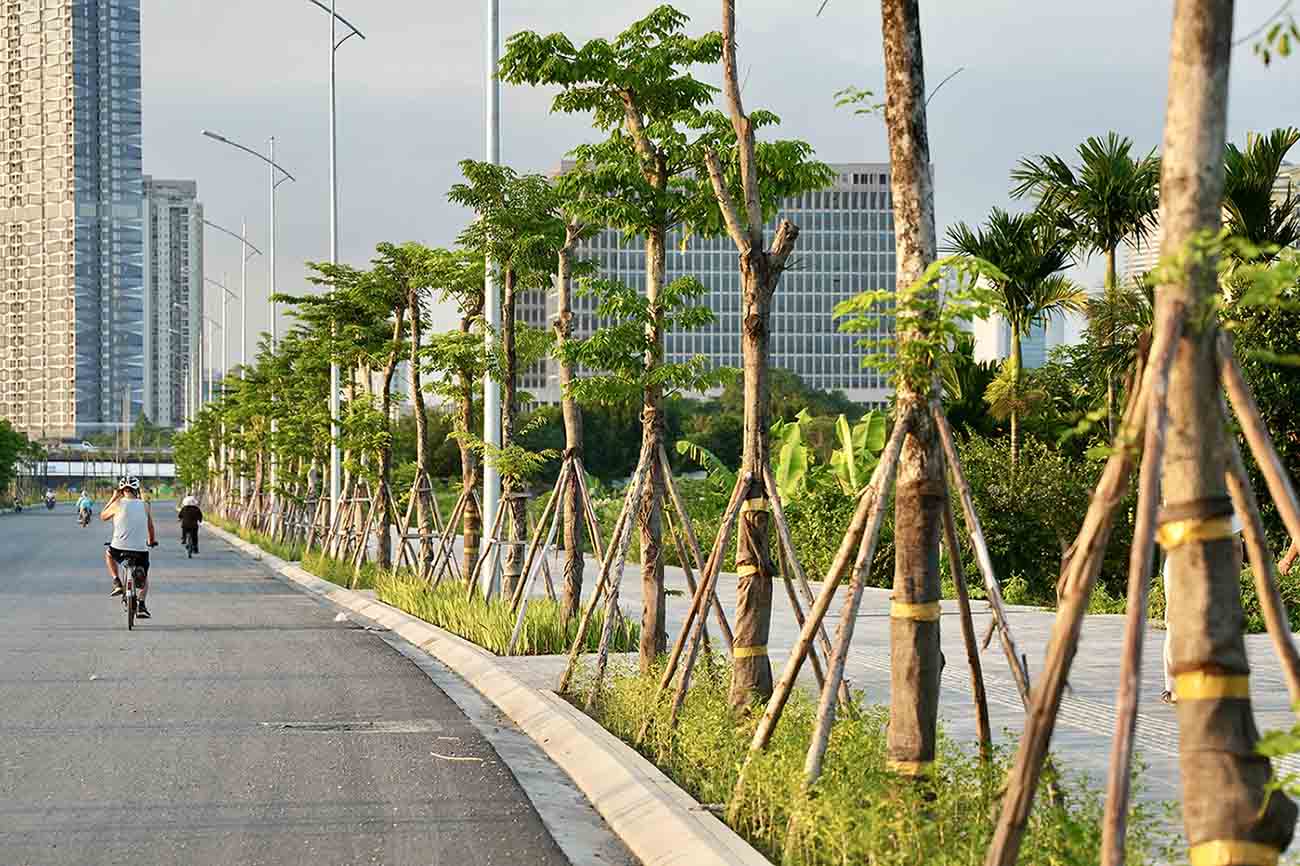 Doan duong nay duoc lat da via he, tham nhua mat duong, trong cay xanh, he thong den chieu sang va he thong cap nuoc chua chay. Anh: Huu Chanh