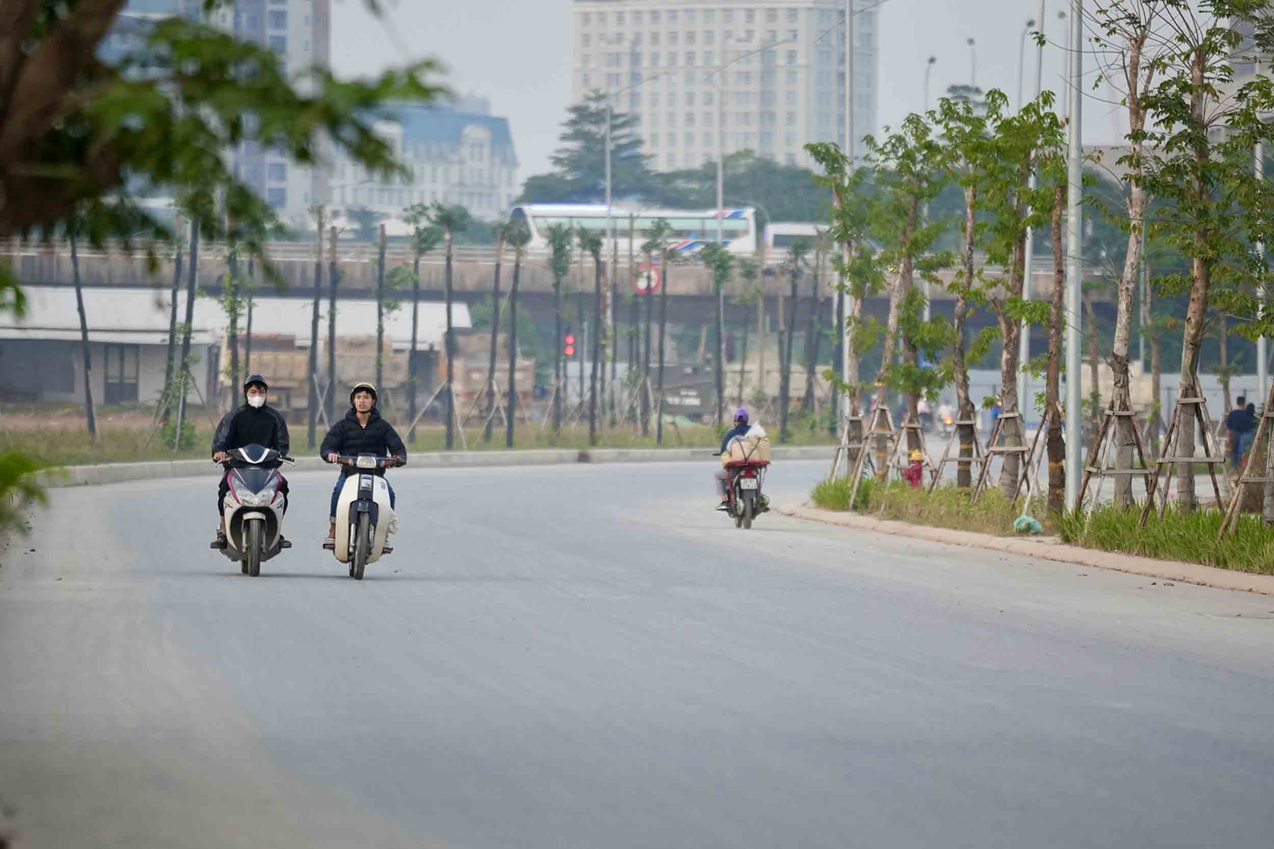 Nguoi dan qua lai tren doan duong da hoan thien. Anh: Huu Chanh