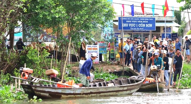 Du khach den con Son, thanh pho Can Tho. Anh: Ta Quang