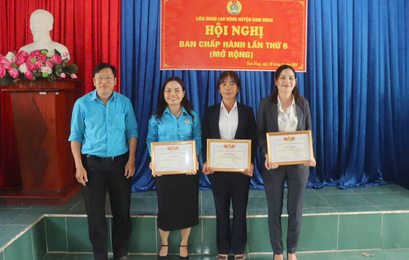 Mr. Nguyen Canh Minh - Chairman of Dam Rong District Labor Federation awarded prizes to grassroots unions at the 2024 year-end conference. Photo: N.HUONG