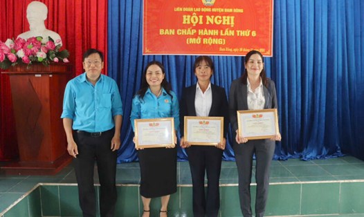 Ông Nguyễn Cảnh Minh – Chủ tịch Liên đoàn Lao động huyện Đam Rông trao khen thưởng các công đoàn cơ sở tại hội nghị tổng kết năm 2024. Ảnh: N.HƯƠNG