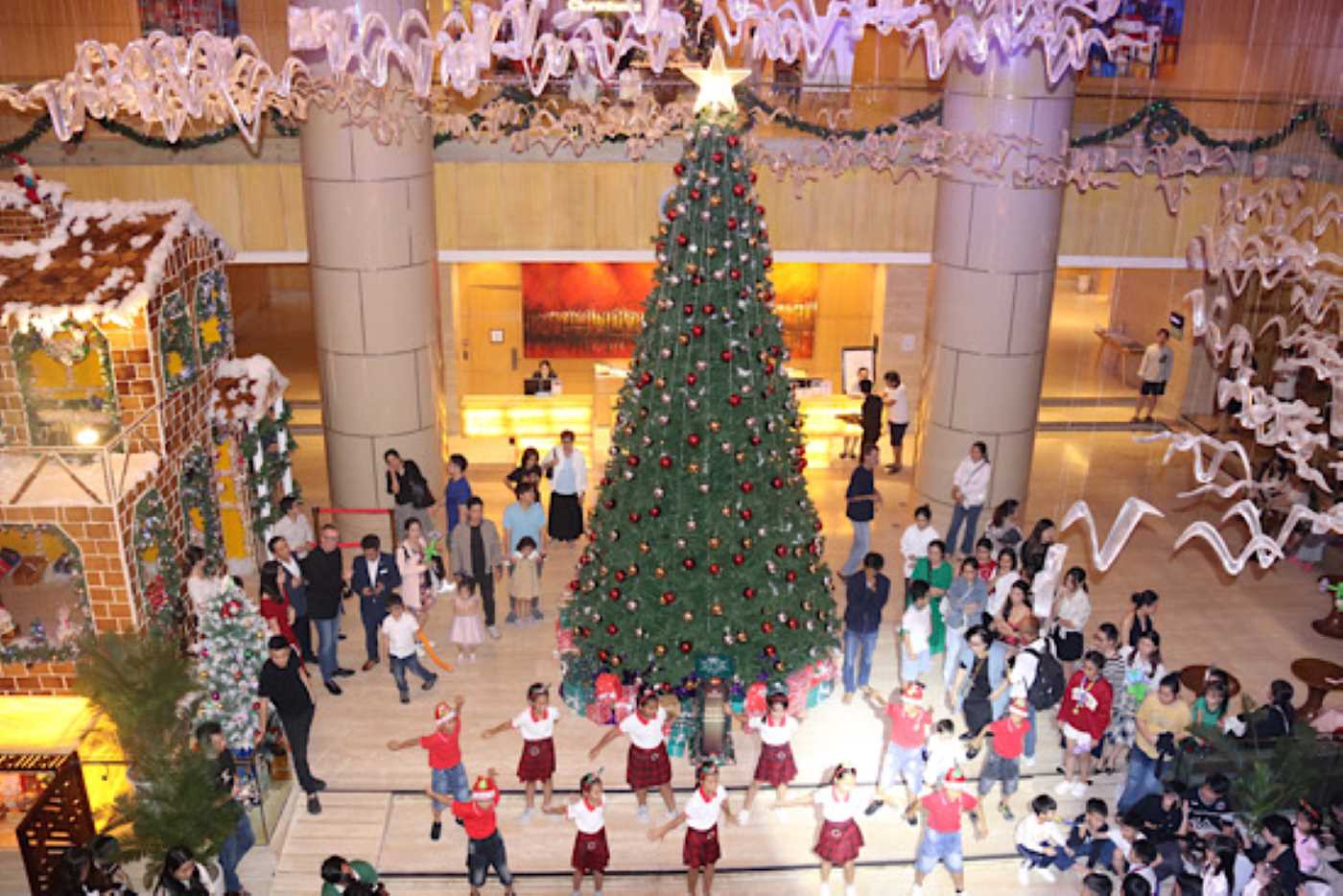 The performance by children from Nhan Ai Shelter brought a bustling atmosphere to the opening of Christmas. Photo: Phuong Linh
