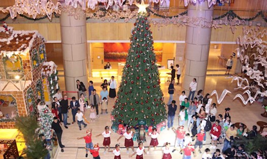 Tiết mục biểu diễn của các em nhỏ đến từ Mái ấm Nhân Ái mang đến không khí mở đầu lễ giáng sinh rộn ràng. Ảnh: Phương Linh