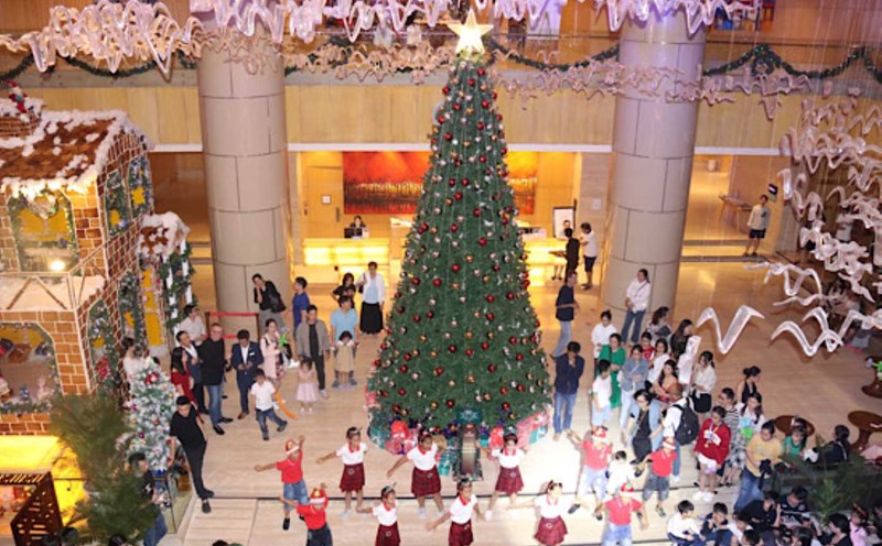 The performance by children from Nhan Ai Shelter brought a bustling atmosphere to the opening of Christmas. Photo: Phuong Linh