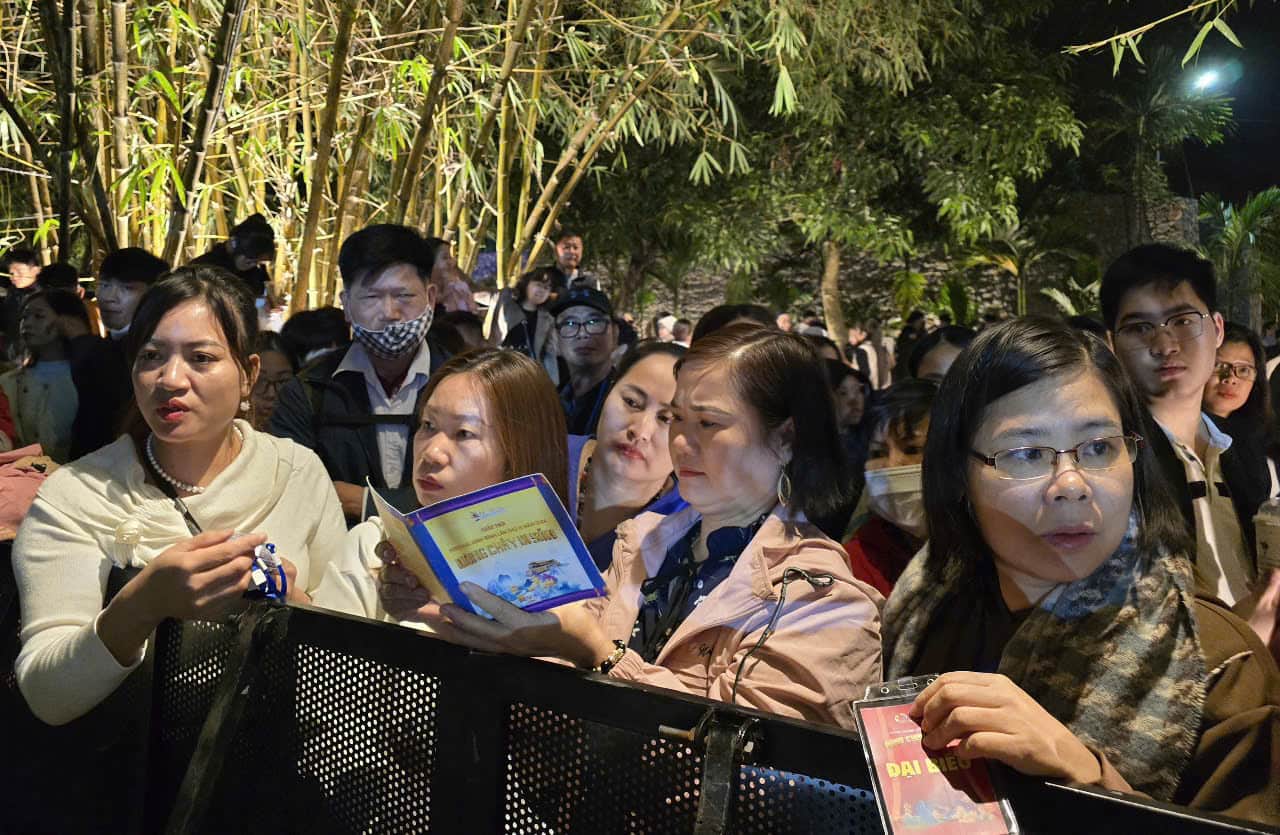 Mac du Ban quan ly Khu du lich sinh thai Thung Nham mo cua mien phi cho nguoi dan va du khach vao thuong thuc “bua tiec” am nhac tai Le be mac Festival Ninh Binh lan thu III nhung nhieu nguoi khong the vao duoc khu vuc san khau va phai dung phia ben ngoai hang rao an ninh de theo doi. Anh: Nguyen Truong