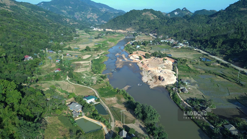 Khu vực đổ đất ở cạnh suối Chăn, xã Hòa Mạc (Văn Bàn, Lào Cai). Ảnh: Đinh Đại