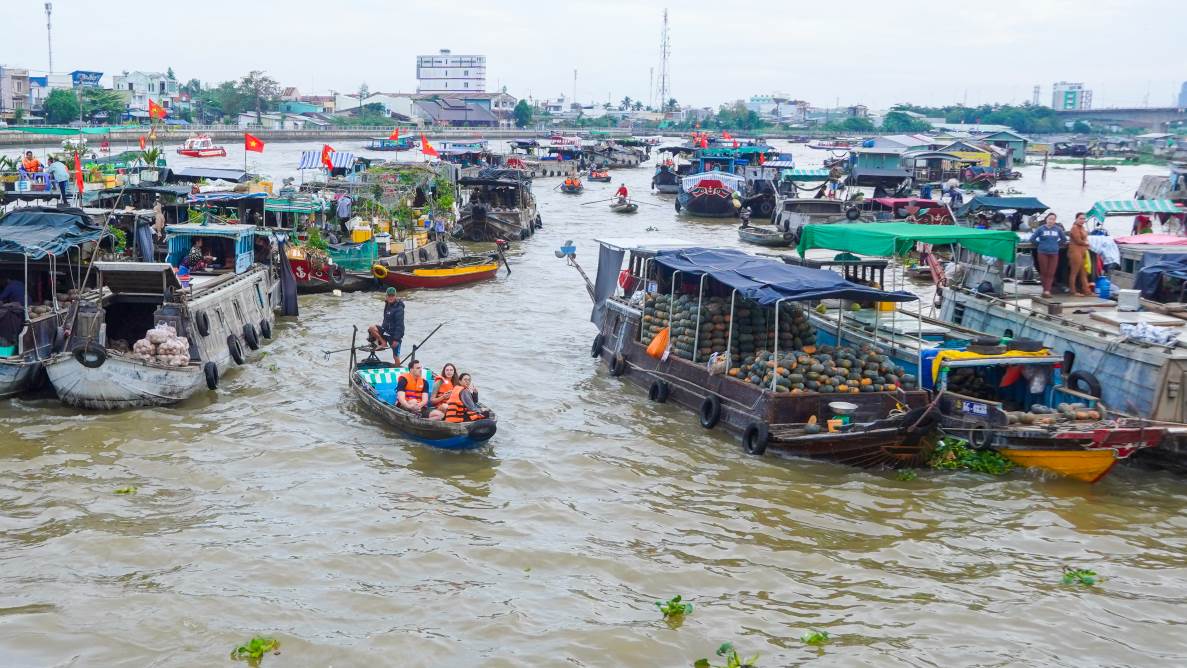 Theo ong Nguyen Thai Bao - Pho Chu tich UBND quan Cai Rang, binh quan moi ngay Cho noi co 200 luot, co luc tren 400 luot ghe, tau dua khach du lich den tham quan. Cho noi Cai Rang da tro thanh thuong hieu du lich cua TP Can Tho, la di san Van hoa phi vat the cap quoc gia, duoc xep trong top 10 Cho noi an tuong Chau A va the gioi.