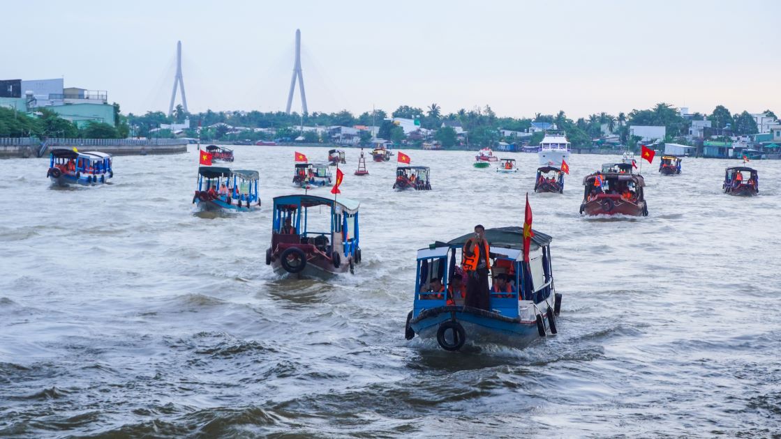 Lo trinh dieu hanh dai khoang 5km, tu ben tau Ninh Kieu den cho noi Cai Rang, voi su tham gia cua nhieu du thuyen, hon 20 tau du lich va cano, mang den khong khi vui tuoi, phan khoi cho du khach gan xa.