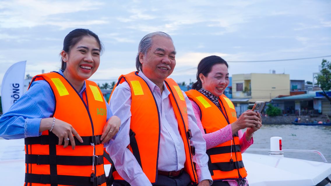 Du khach thich thu khi ngoi tren du thuyen trai nghiem lenh denh song nuoc Can Tho, xem tieu thuong cho noi Cai Rang buon ban va giao luu van hoa ban dia.