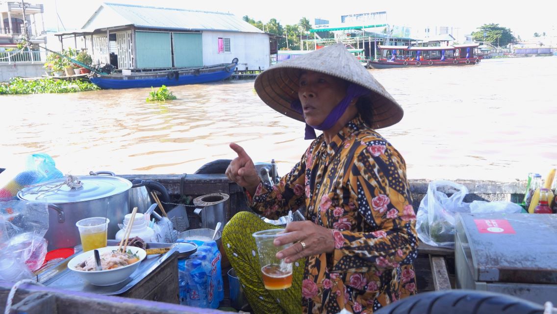 Hon 30 nam muu sinh tren cho noi, ba Nguyen Thi Kim Chuong (thuong ho ban nuoc giai khat) chia se, moi ngay, chiec ghe cua ba cung cap ca phe, tra duong, sua dau nanh… cho nhieu du khach trong va ngoai nuoc. Nho buon ban tren cho noi, ba do duoc tien thue mat bang, vay nen co gang bam viu vao cho de kiem tien nuoi cac con an hoc.