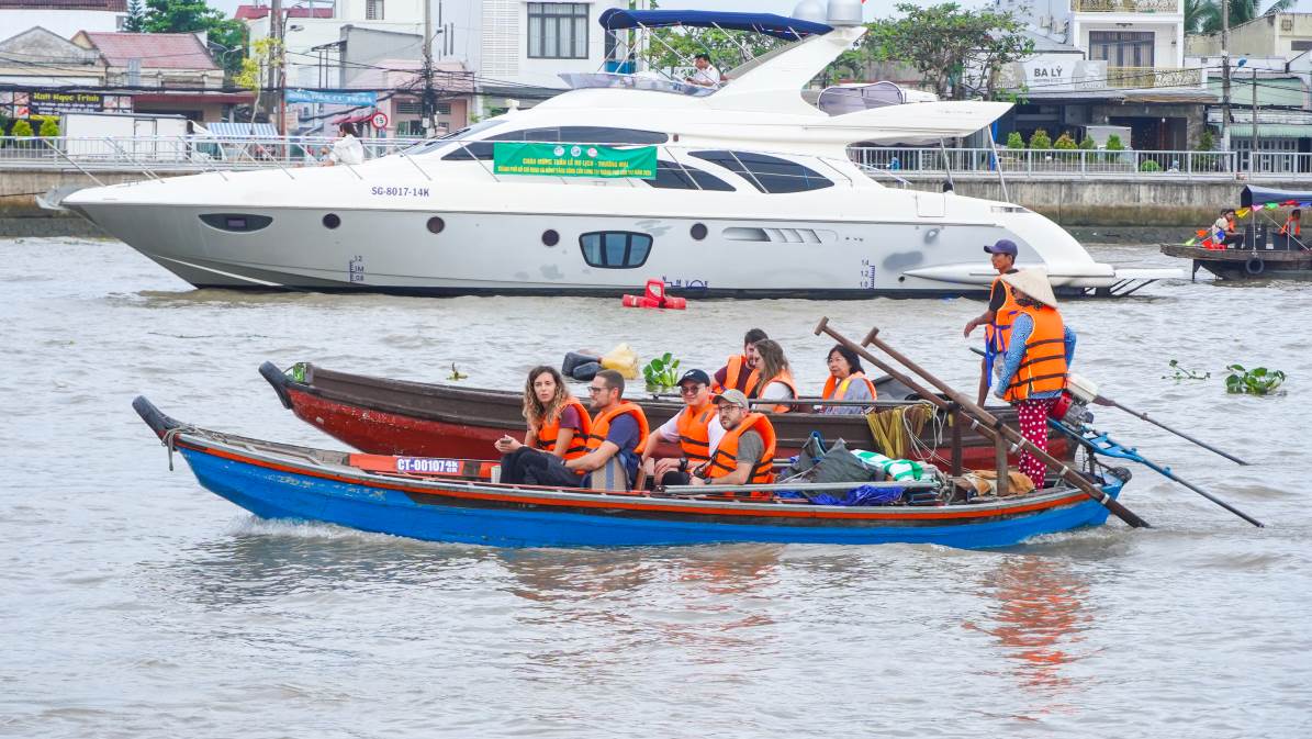 Ong Nguyen Minh Tuan - Giam doc So Van hoa, The thao va Du lich (VHTTDL) TP Can Tho - cho biet, Can Thơ la thanh pho nam o trung tâm DBSCL, nơi co hê thong sông ngoi, kênh rach chang chit, trai dai khap dia ban thanh pho; day la dieu kien thuan loi de phat trien loai hinh du lich duong song. Cho noi Cai Rang la mot diem den du lich hap dan, mang net dac trung vo cung doc dao cua mien Tay song nuoc, thu hut du khach trong va ngoai nuoc den trai nghiem.