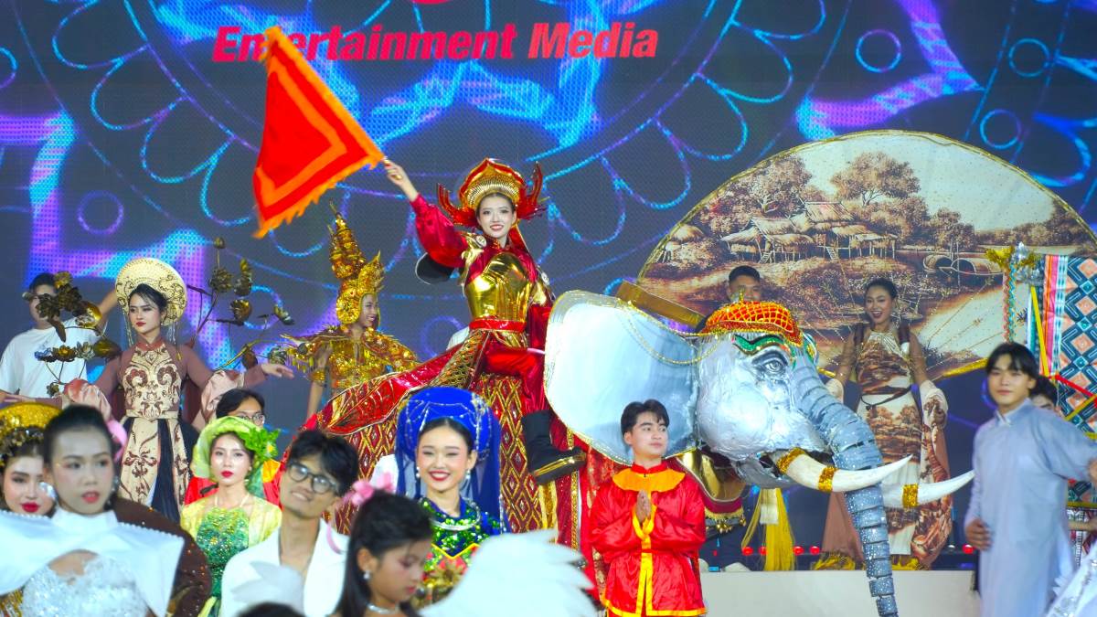 Explosive music night and fashion show “Diem Rendezvous Tay Do”. Photo: Ta Quang