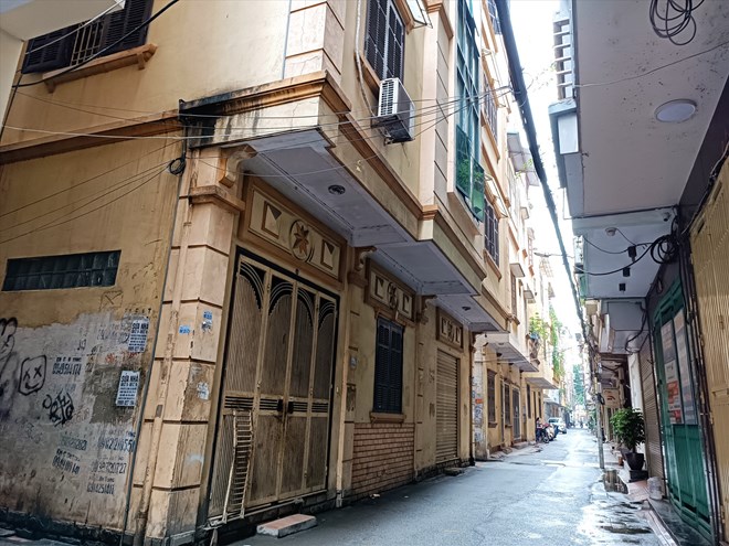 The high-priced apartment market has prompted buyers to switch to houses in alleys. Illustration: Thu Giang
