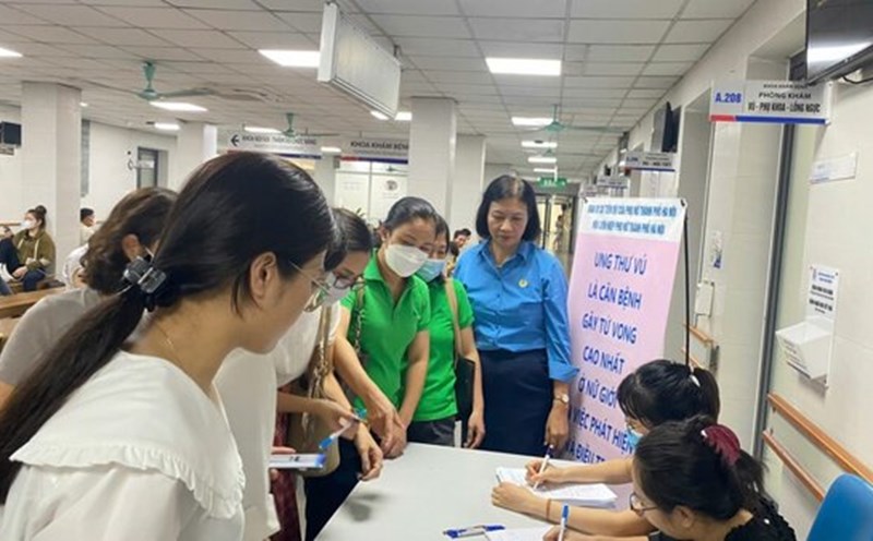 Female union members of the Hanoi Transport Industry Union are screened for cancer by the Union. Photo: Union