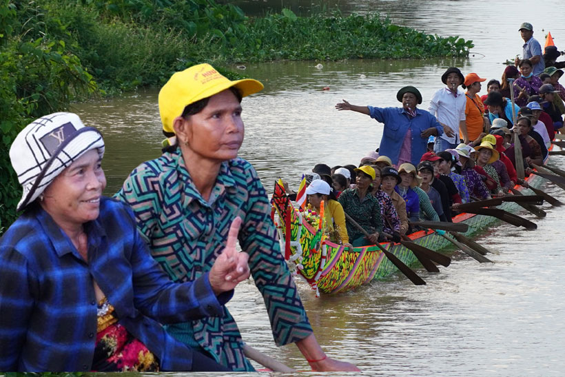 The female Ngo boat team of Bang Ton Sa pagoda (Tran De district, Soc Trang province) actively practices.