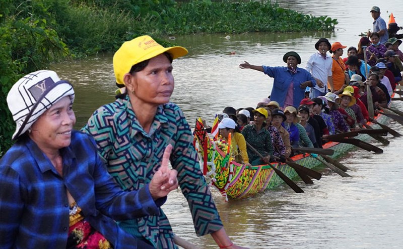 The female Ngo boat team of Bang Ton Sa pagoda (Tran De district, Soc Trang province) actively practices.