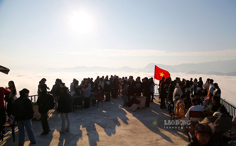 From early morning, many tourists were present at Tang Quai Pass to hunt clouds and check-in with the moment the sun woke up. Photo: Quang Dat