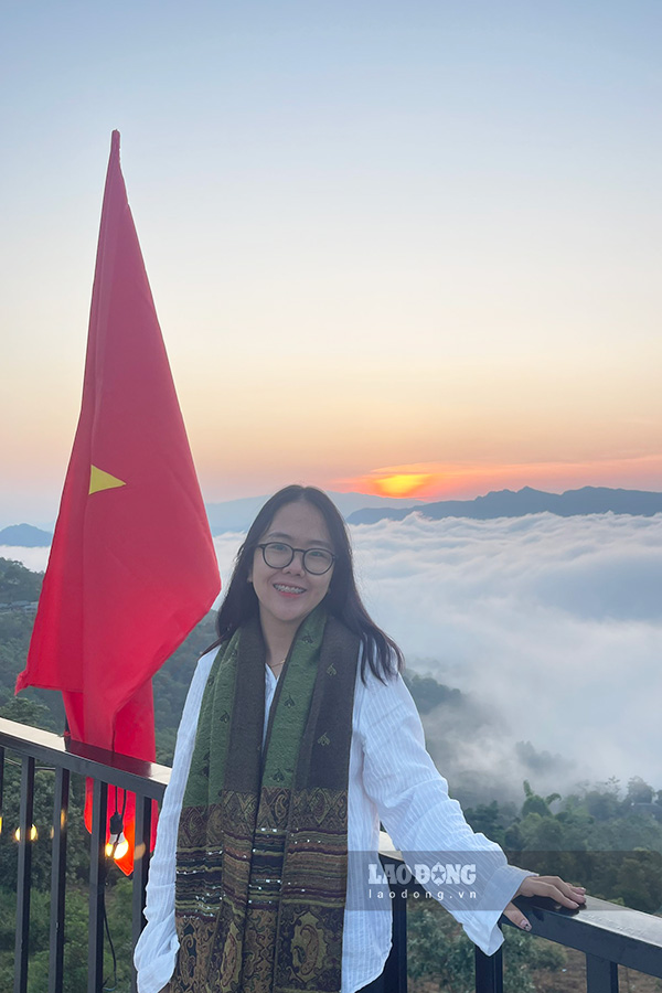 Chi Bui Thao Trang check-in khoanh khac mat troi dan lo dang tren “bien may”. 