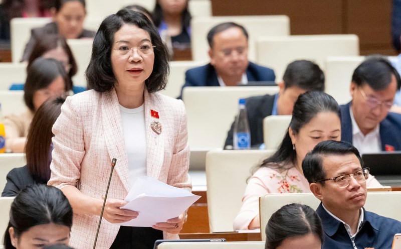 Delegate Mai Thi Phuong Hoa talks about the issue of fighting waste. Photo: Pham Thang